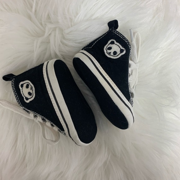 5/$35💥Newborn Sneaker Booties - Picture 1 of 4